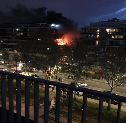 巴黎建筑起火爆炸 目击者称：从起火的建筑物可以听到爆炸声